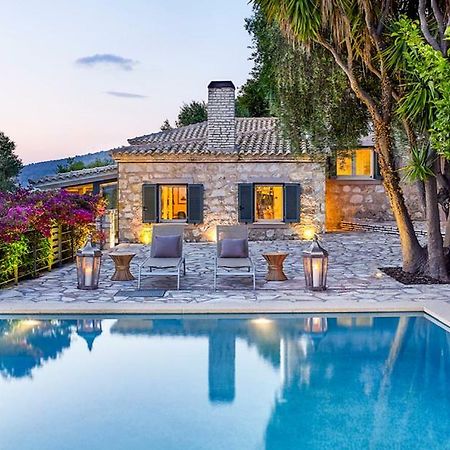 Villa Ioli- Beachfront Luxury Residence Игуменица Экстерьер фото