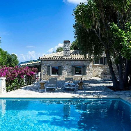 Villa Ioli- Beachfront Luxury Residence Игуменица Экстерьер фото