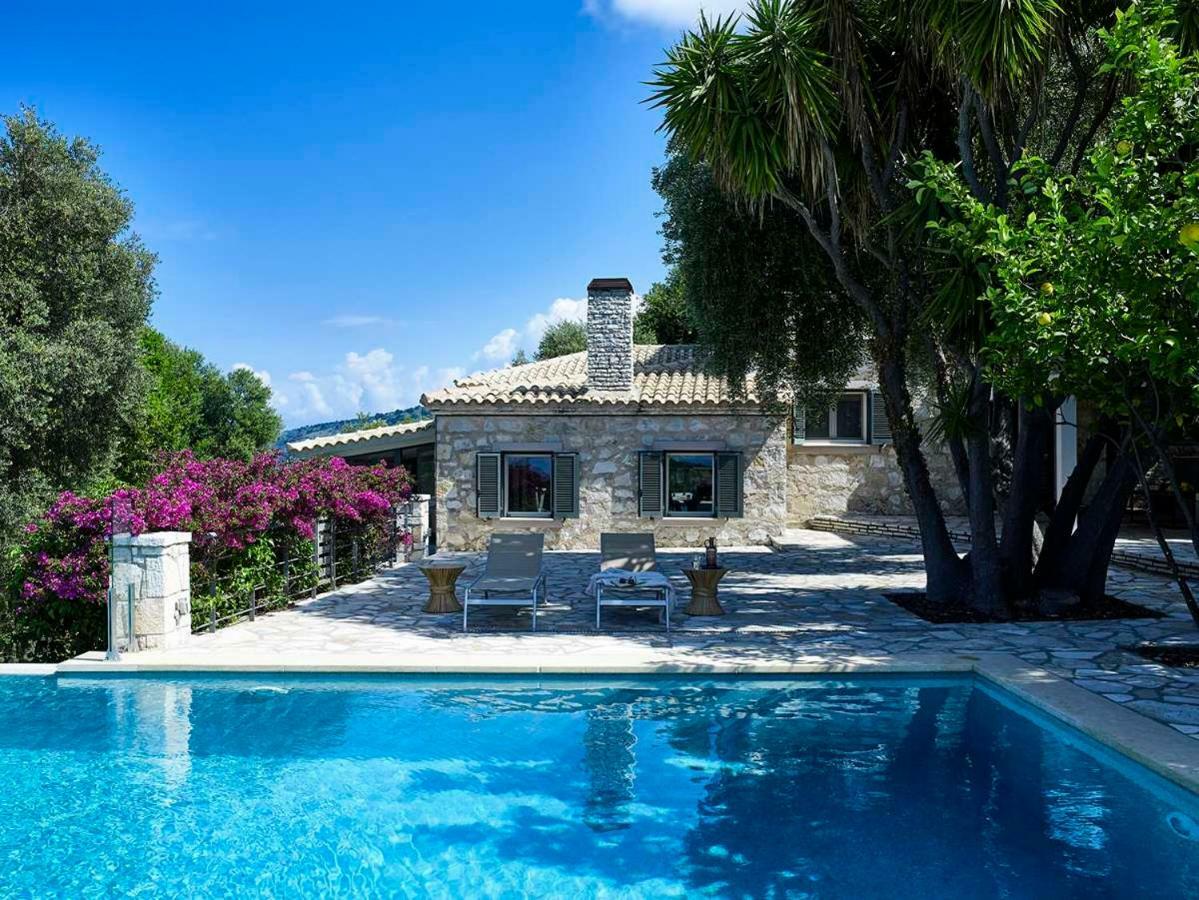 Villa Ioli- Beachfront Luxury Residence Игуменица Экстерьер фото